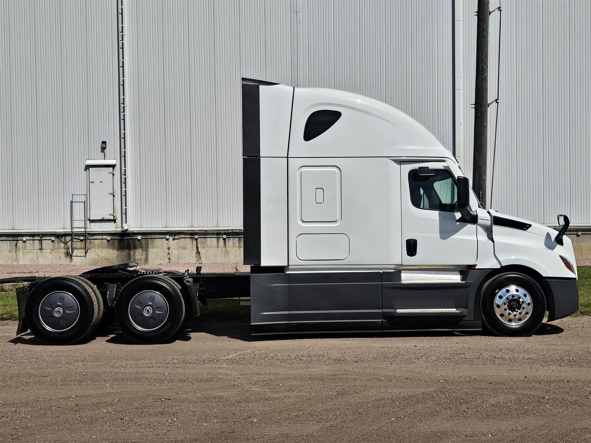 2026 Freightliner Cascadia in Sioux City, IA — photo 11
