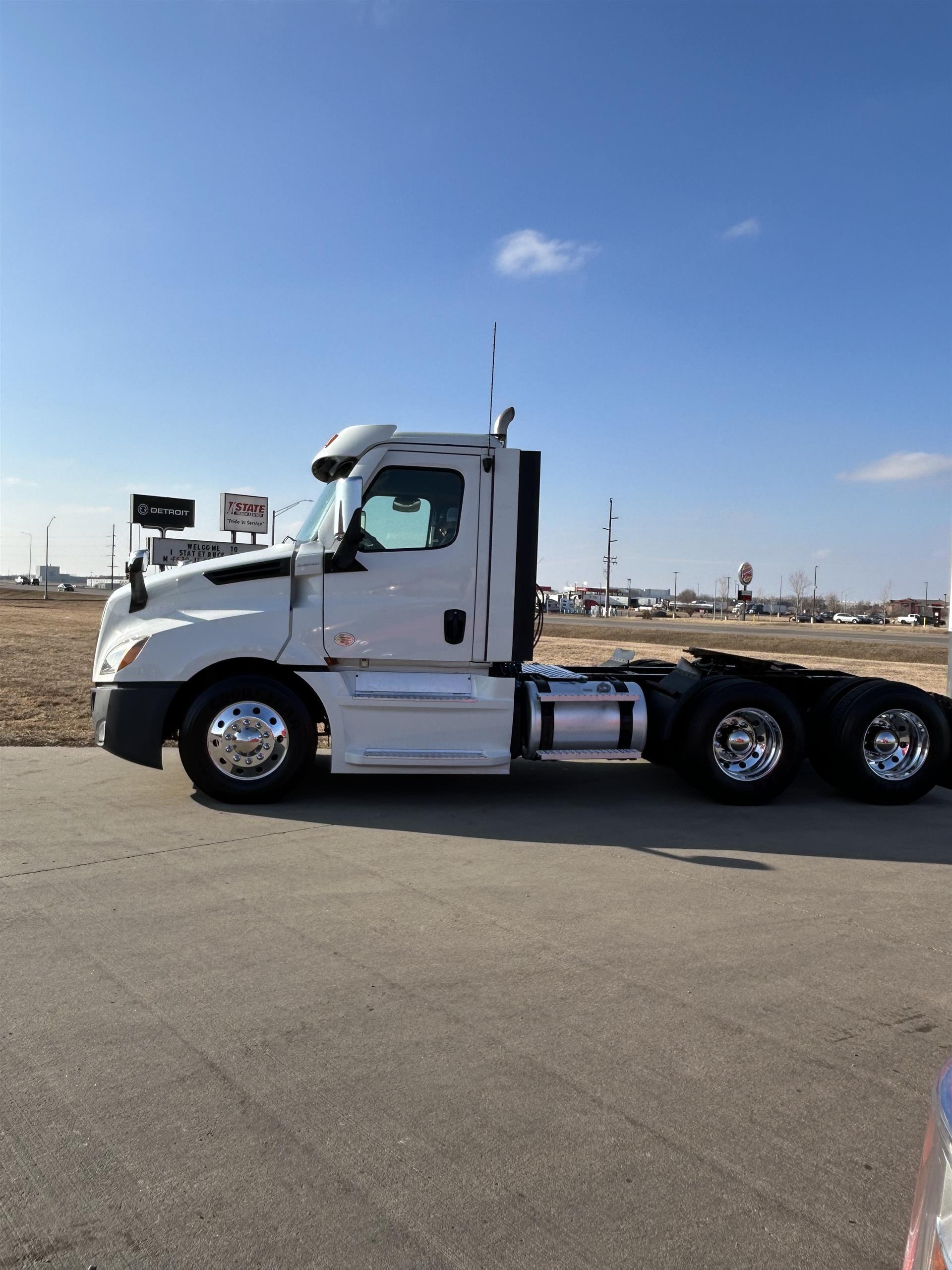 2021 Freightliner Cascadia in Inver Grove Heights, MN — photo 7