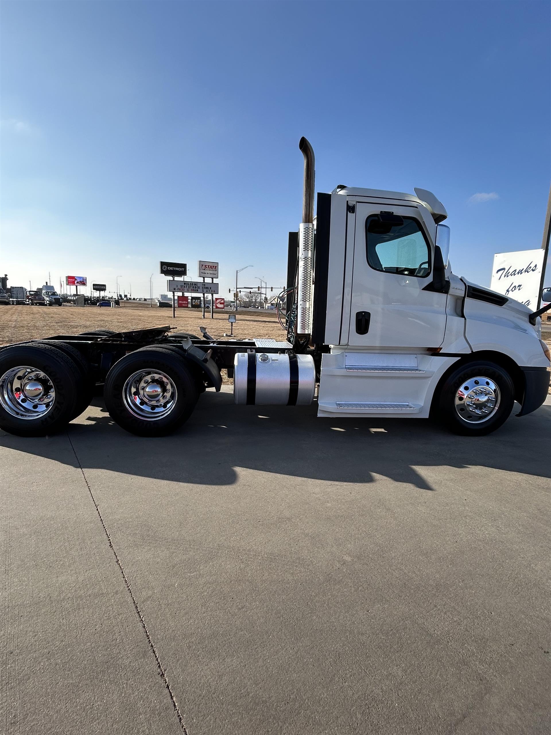 2021 Freightliner Cascadia in Inver Grove Heights, MN — photo 4