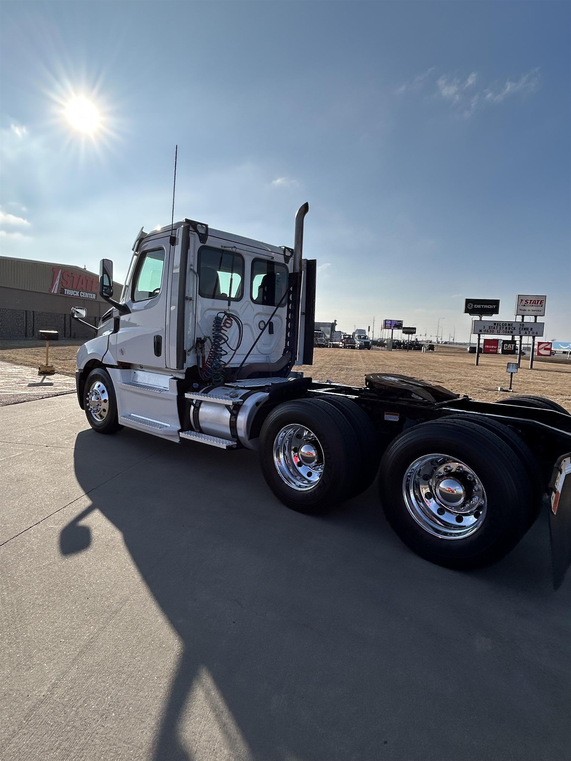 2021 Freightliner Cascadia in Inver Grove Heights, MN — photo 6