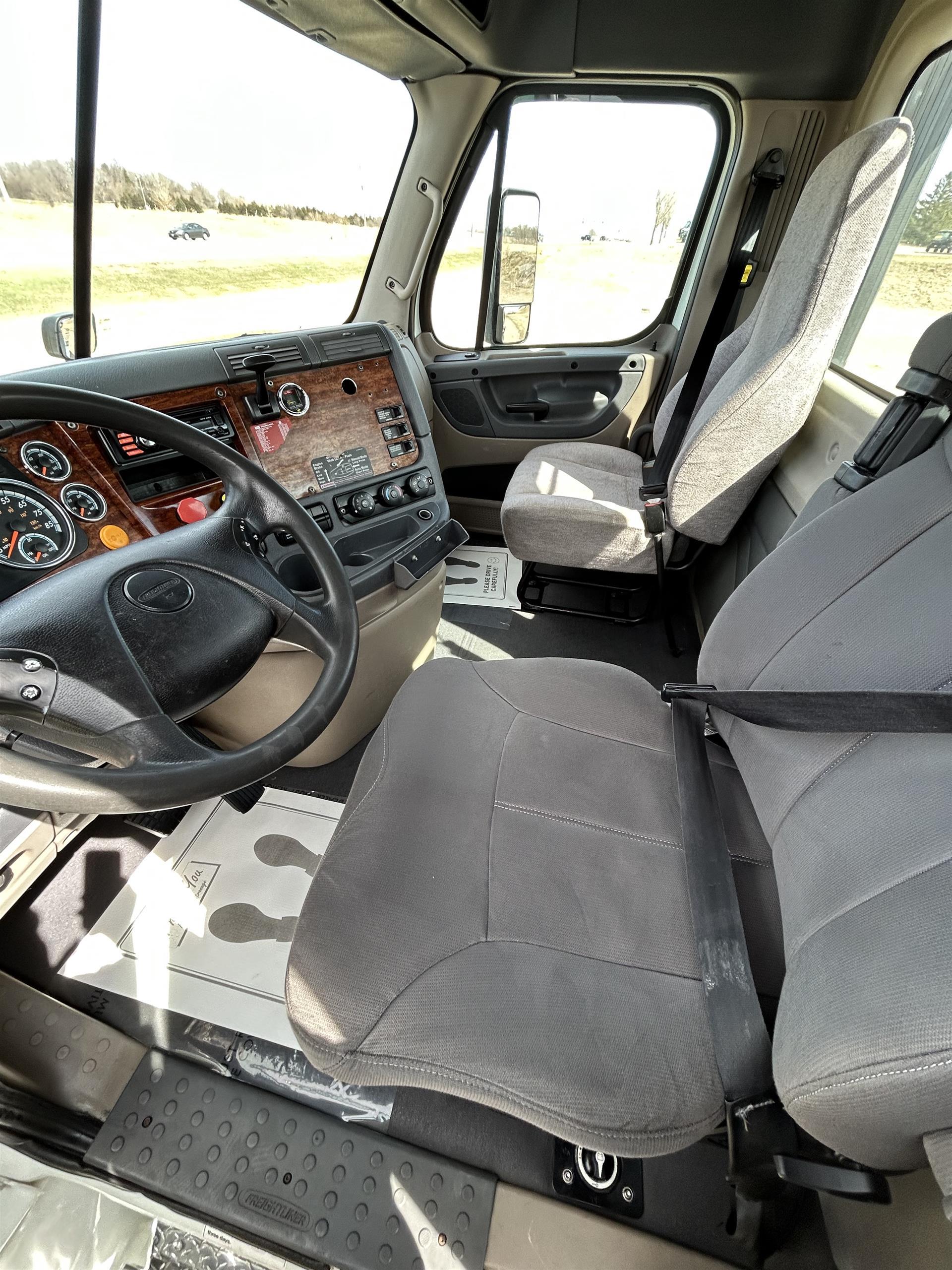 2015 Freightliner Cascadia in Sioux Falls, SD — photo 8