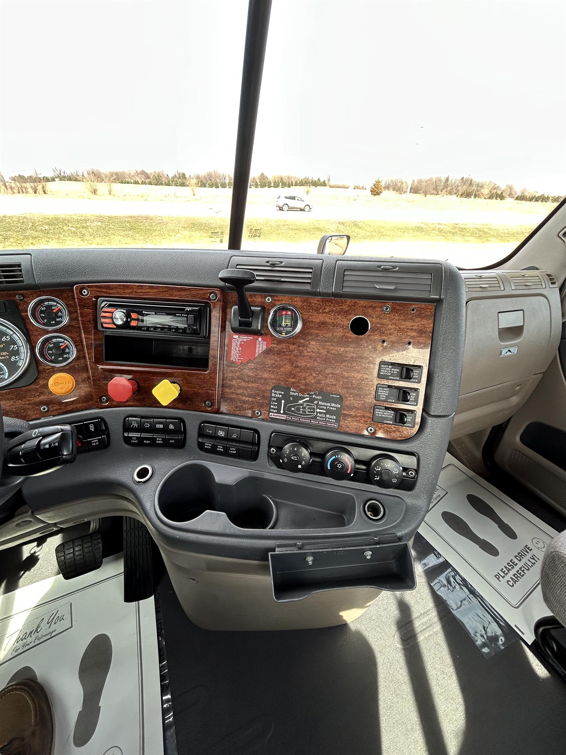2015 Freightliner Cascadia in Sioux Falls, SD — photo 10