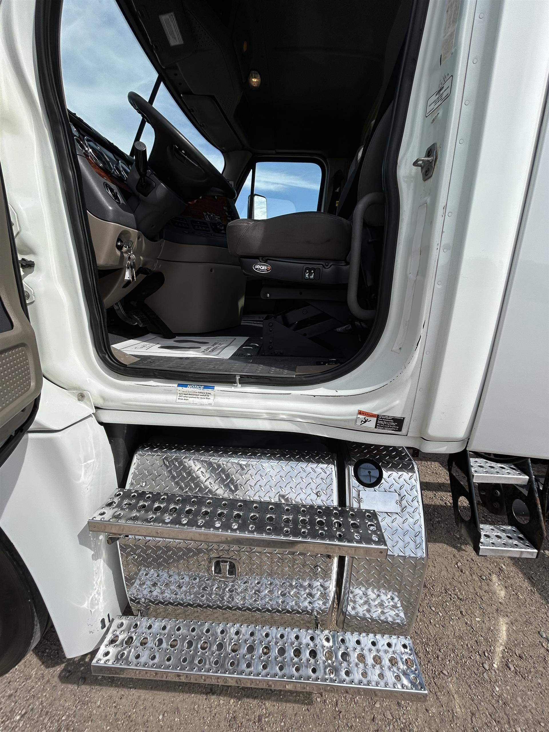 2015 Freightliner Cascadia in Sioux Falls, SD — photo 7