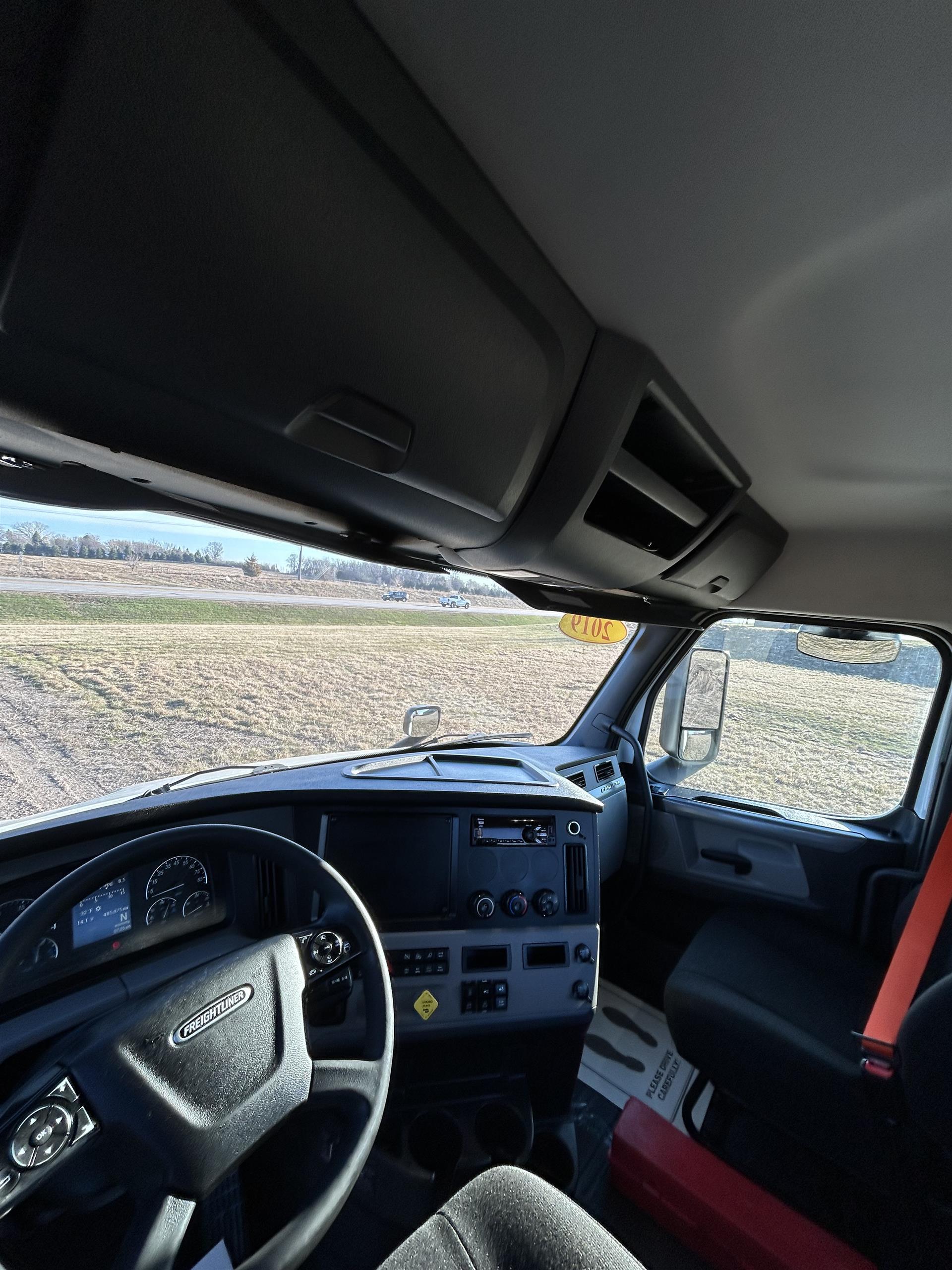 2019 Freightliner Cascadia in Inver Grove Heights, MN — photo 9