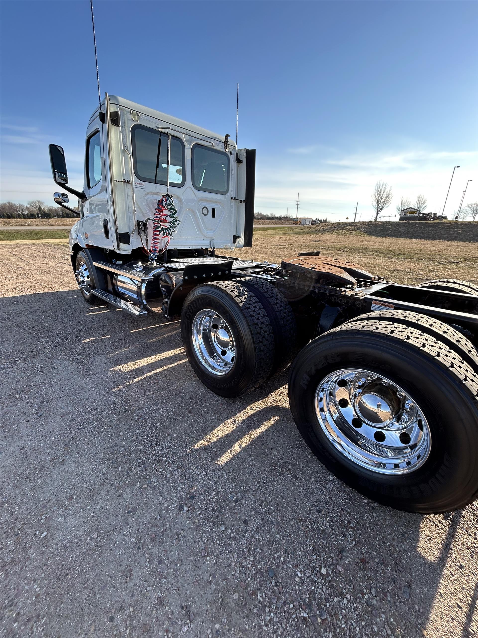 2019 Freightliner Cascadia in Inver Grove Heights, MN — photo 6