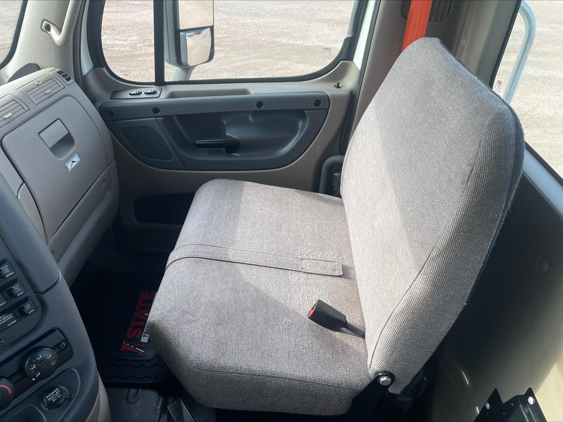 2018 Freightliner Cascadia in Sioux City, IA — photo 7