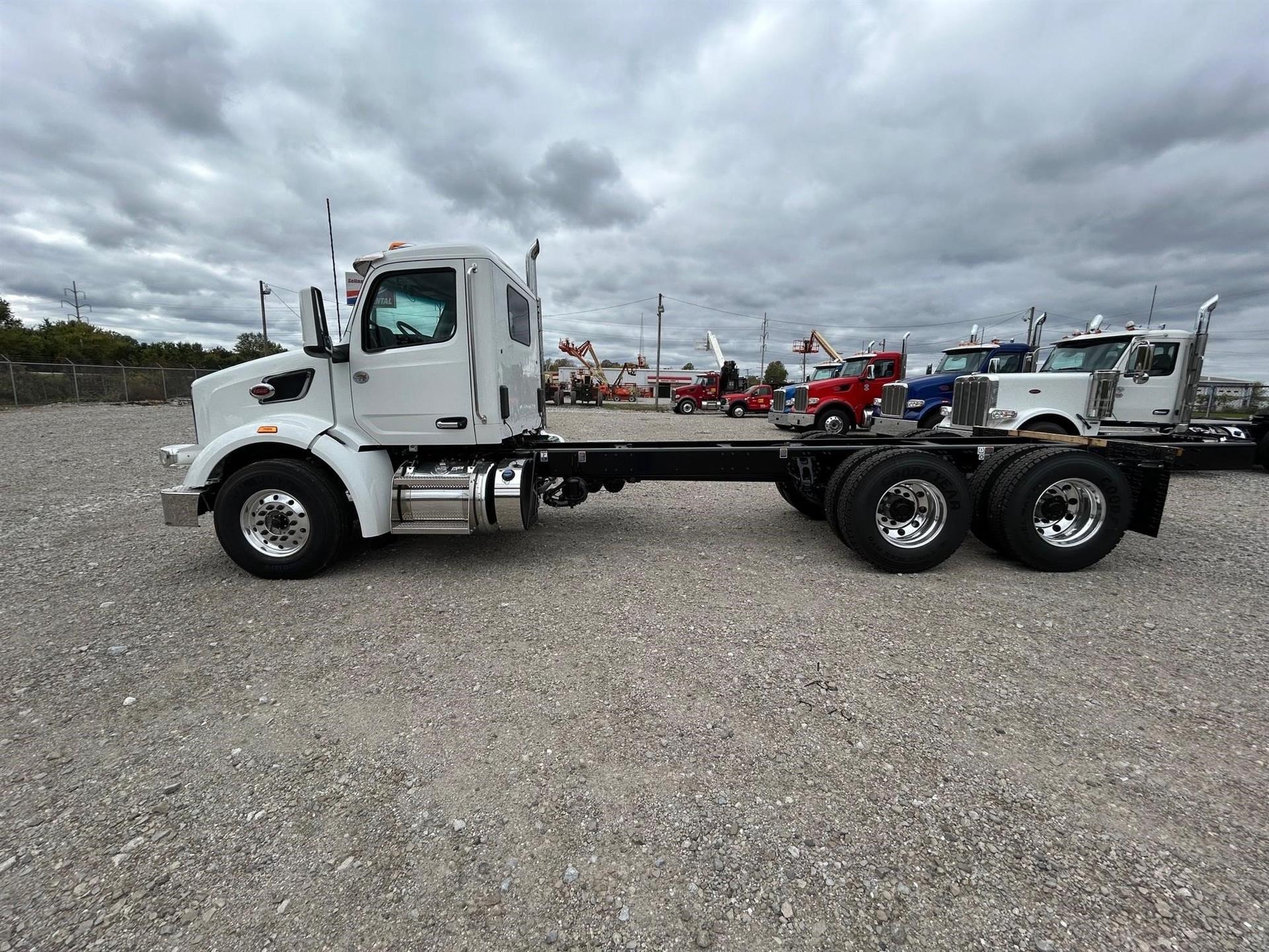 2025 Peterbilt 567 in Canton, OH — photo 2