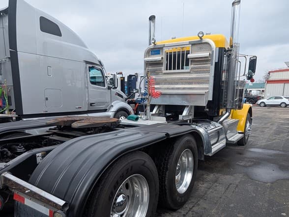 2023 Peterbilt 389 in Columbus, OH — photo 4