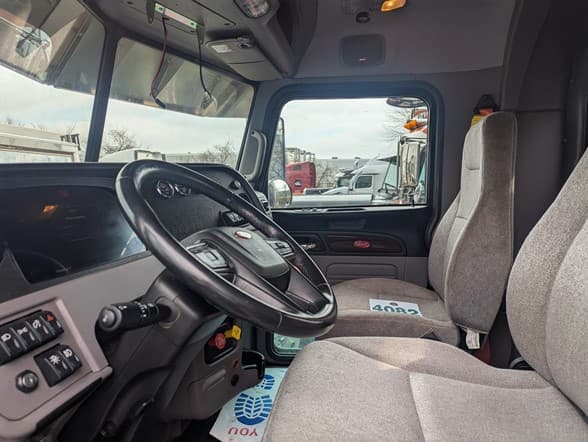 2023 Peterbilt 389 in Columbus, OH — photo 6