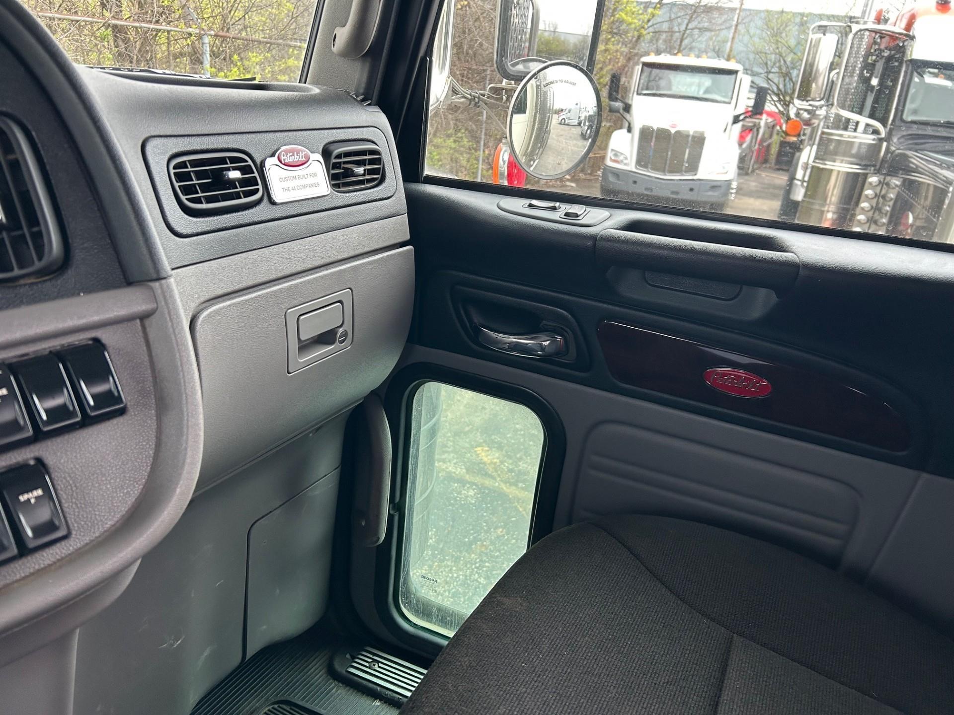 2022 Peterbilt 389 in Zanesville, OH — photo 15