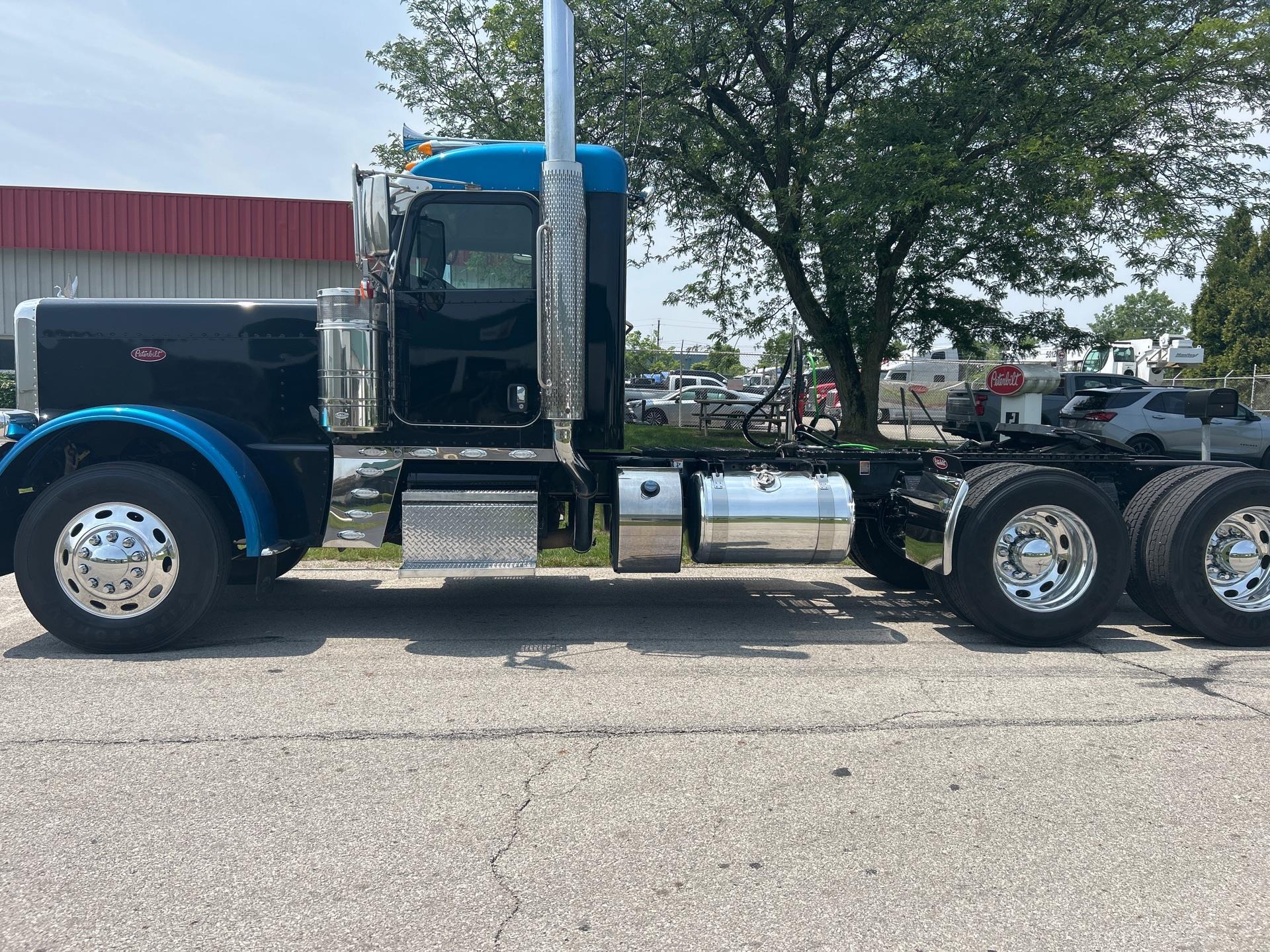 2023 Peterbilt 389 in Zanesville, OH — photo 9