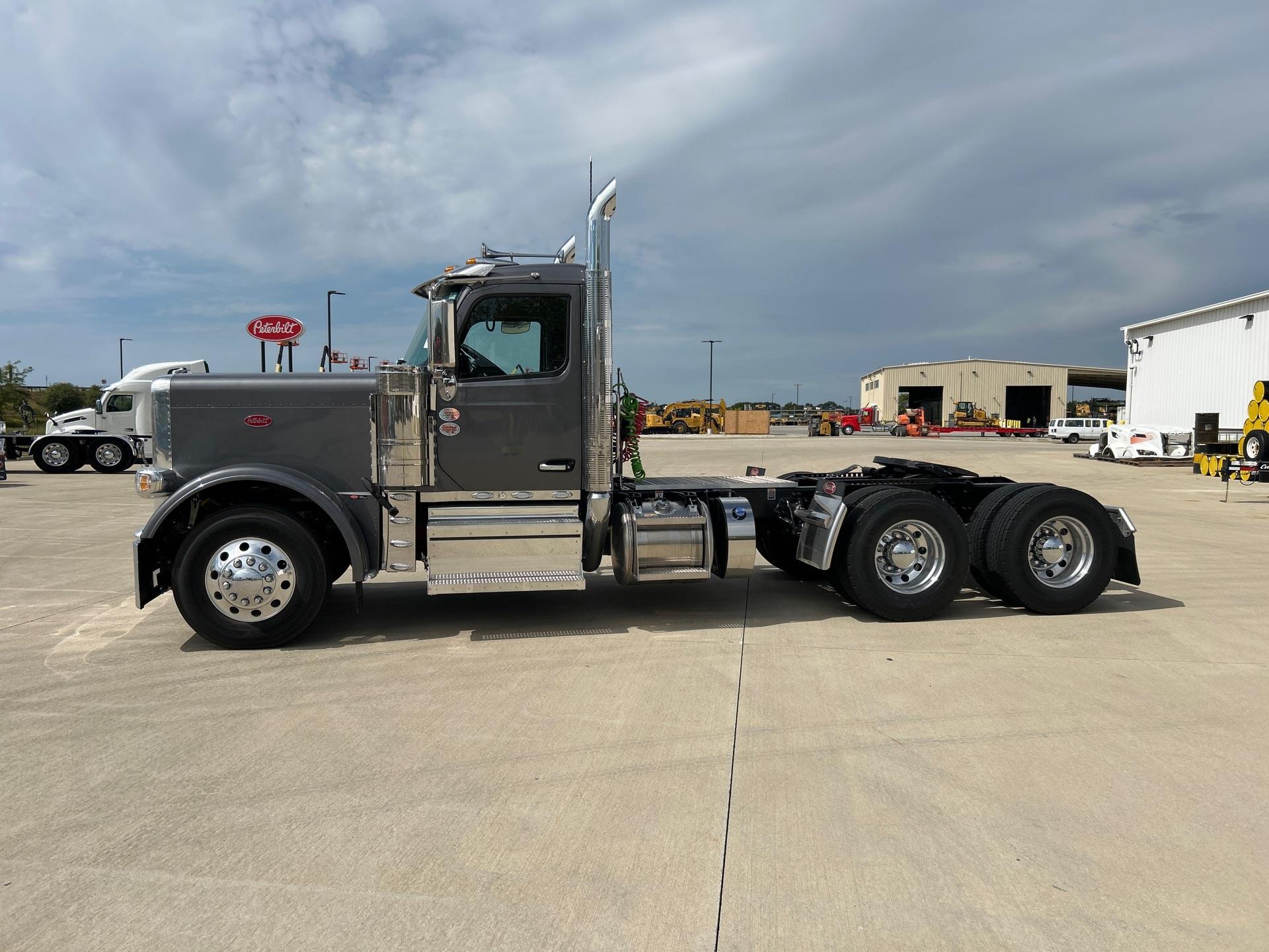 2026 Peterbilt 589 in Perrysburg, OH — photo 2