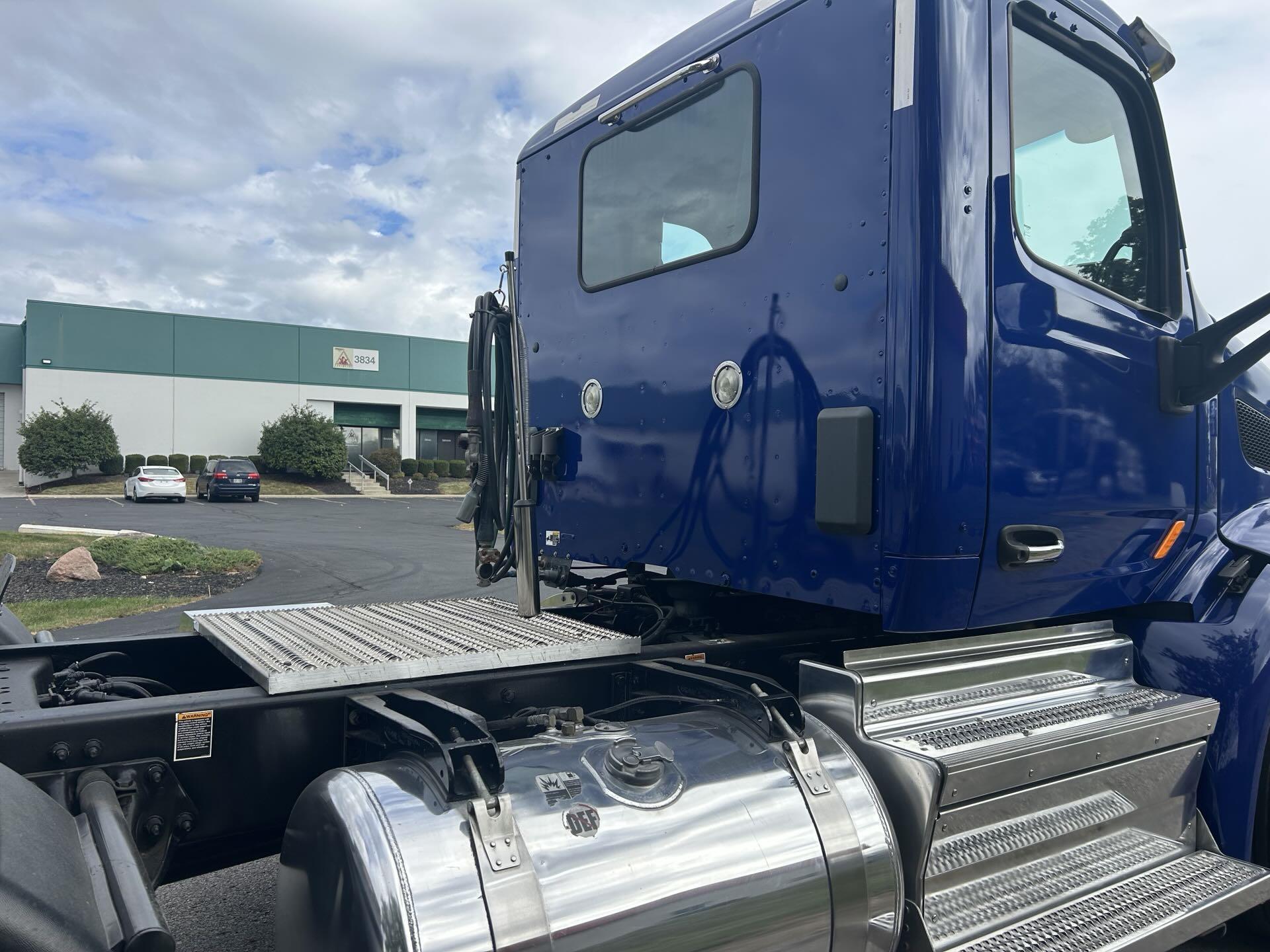 2021 Peterbilt 579 in Canton, OH — photo 4
