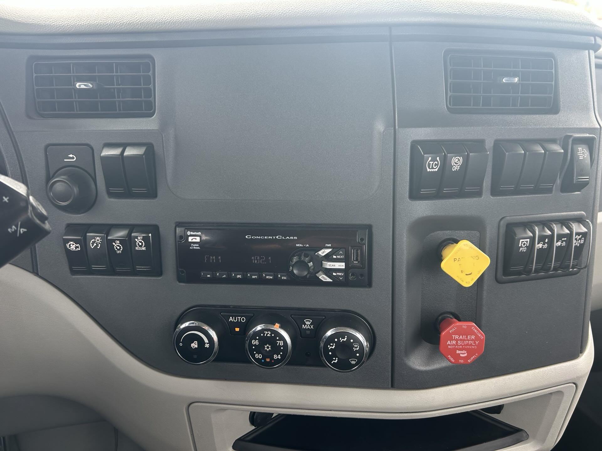 2021 Peterbilt 579 in Canton, OH — photo 18