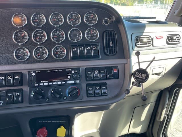 2022 Peterbilt 389 in Lima, OH — photo 13