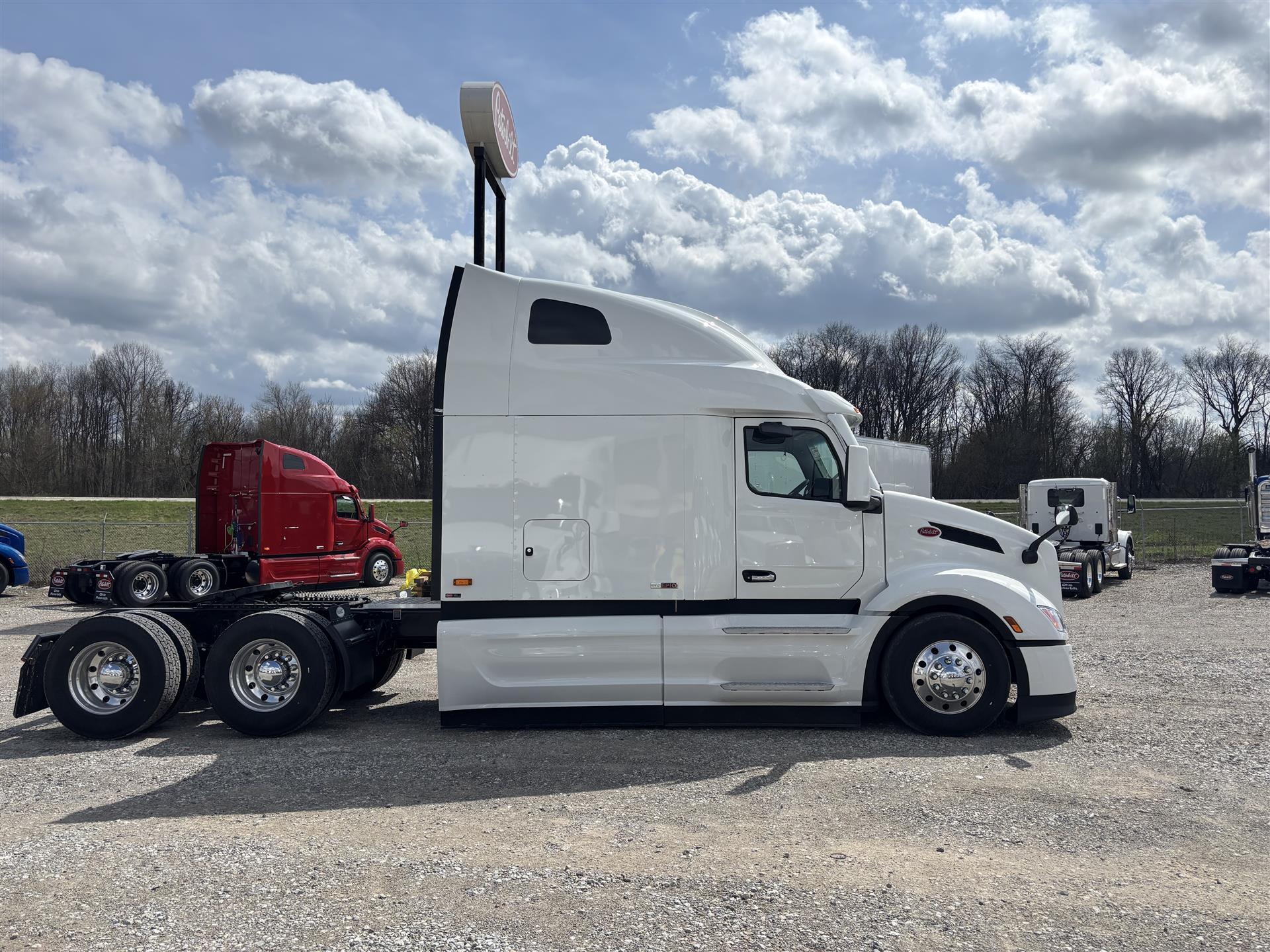 2027 Peterbilt 579 in Canton, OH — photo 2