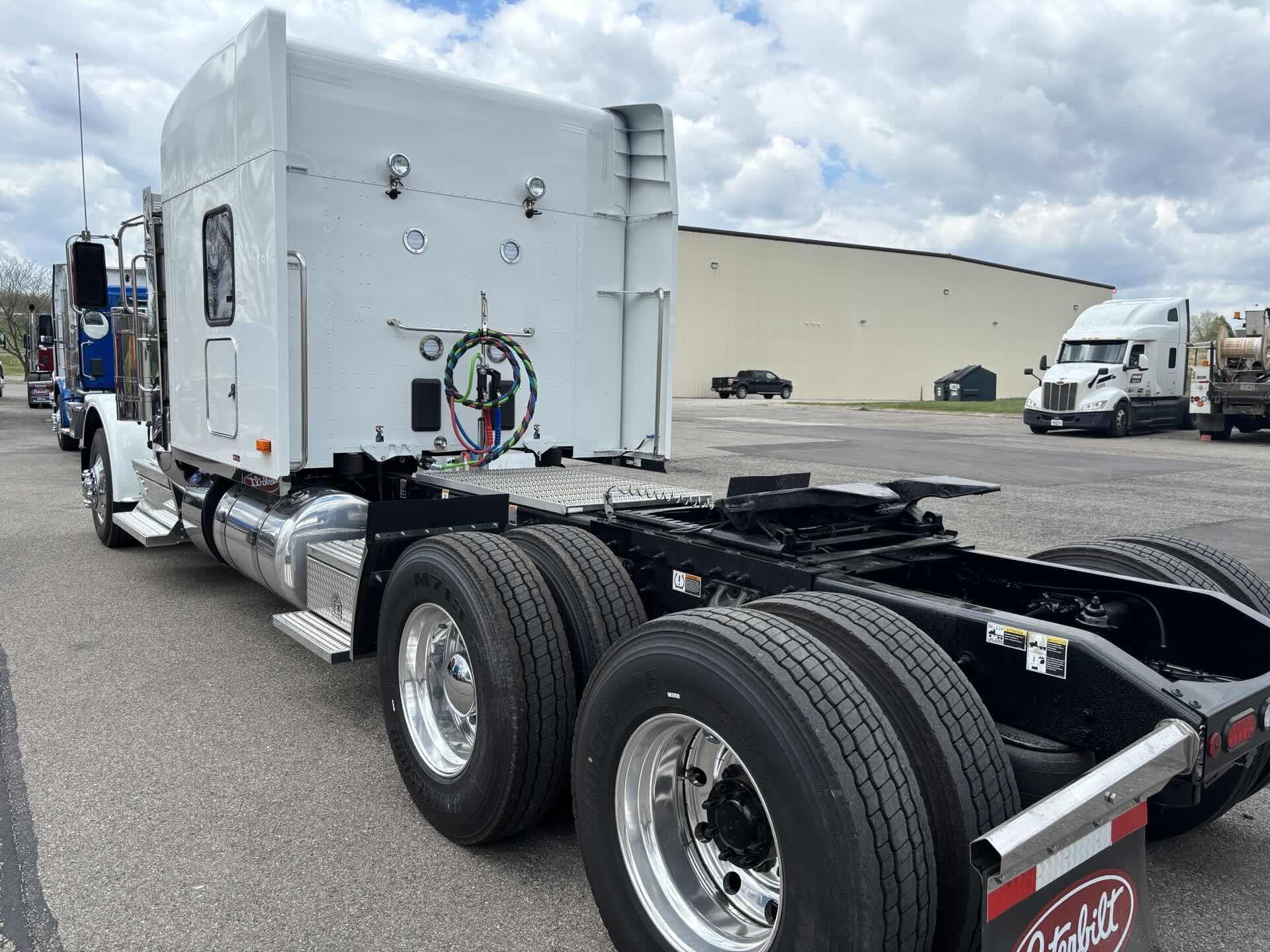 2027 Peterbilt 589 in Zanesville, OH — photo 3