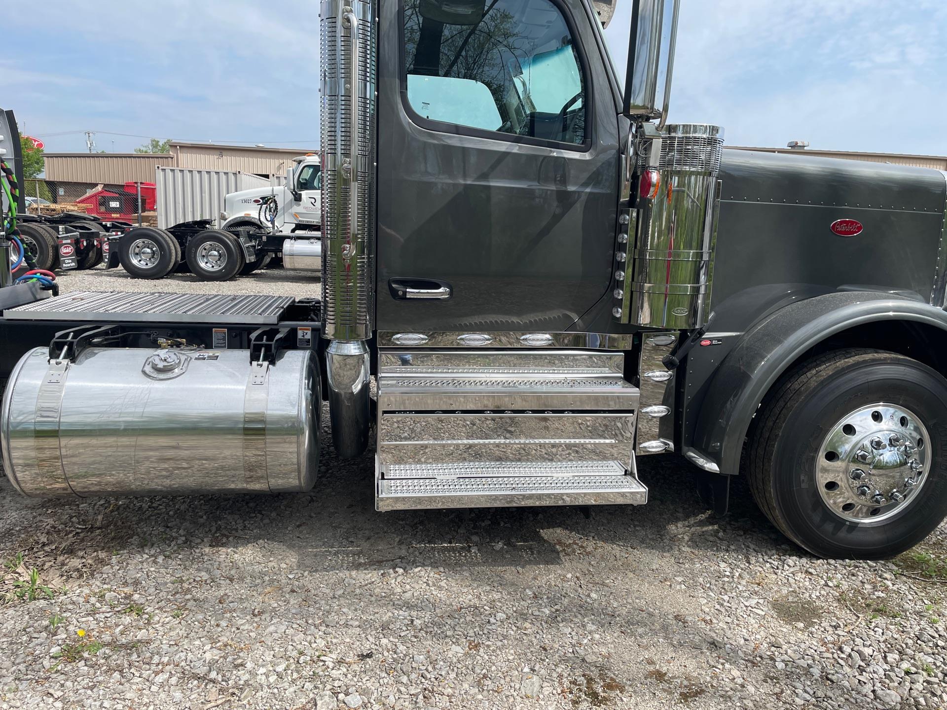 2027 Peterbilt 589 in Grove City, OH — photo 4