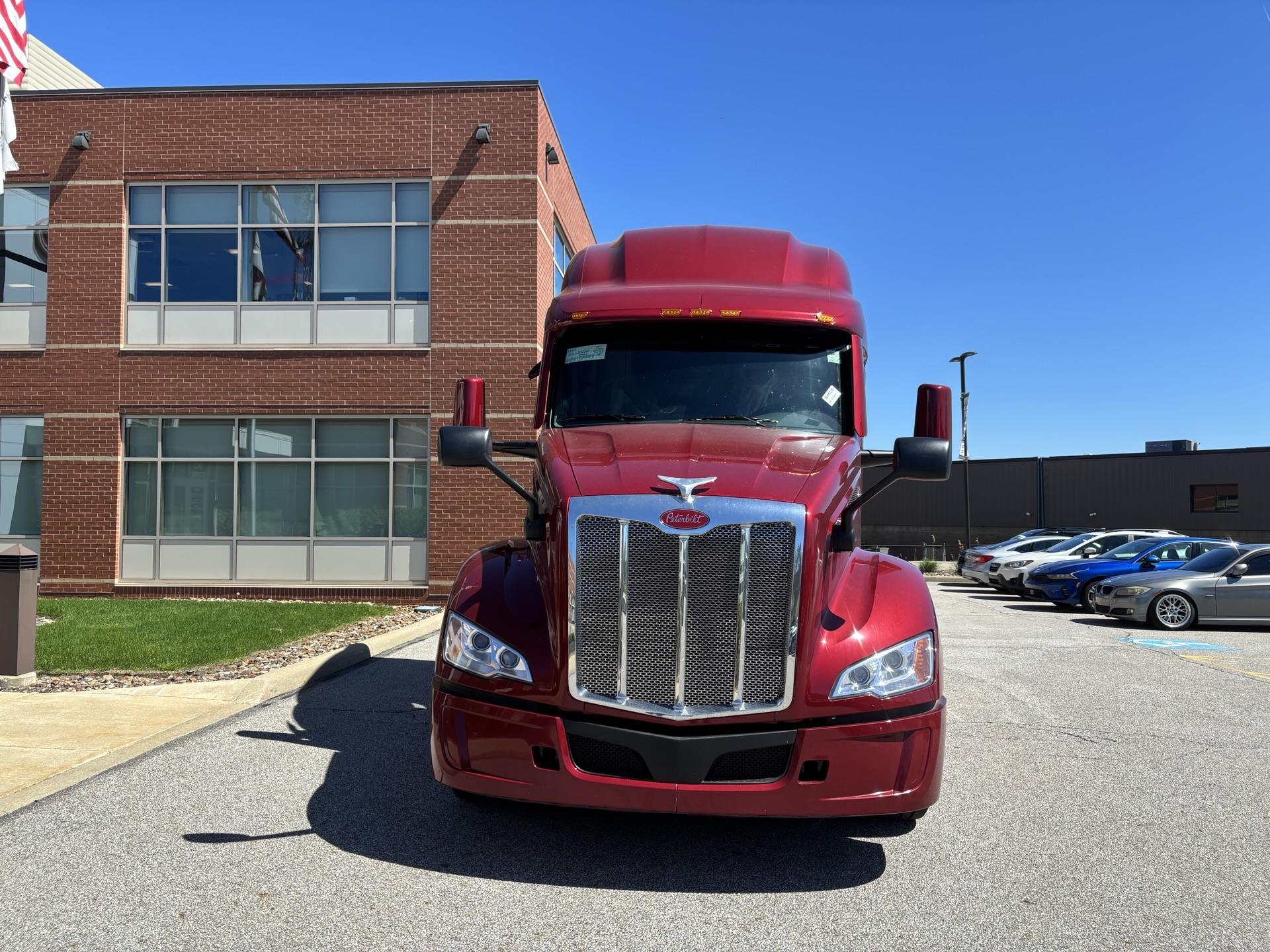 2027 Peterbilt 579 in Broadview Hts, OH — photo 3