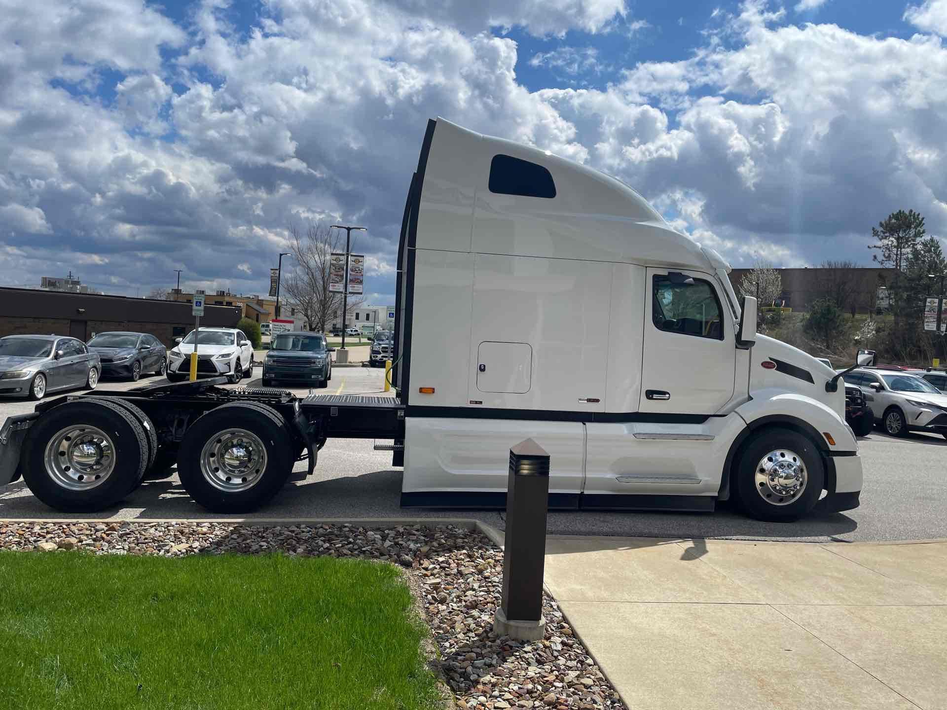 2027 Peterbilt 579 in Broadview Hts, OH — photo 4