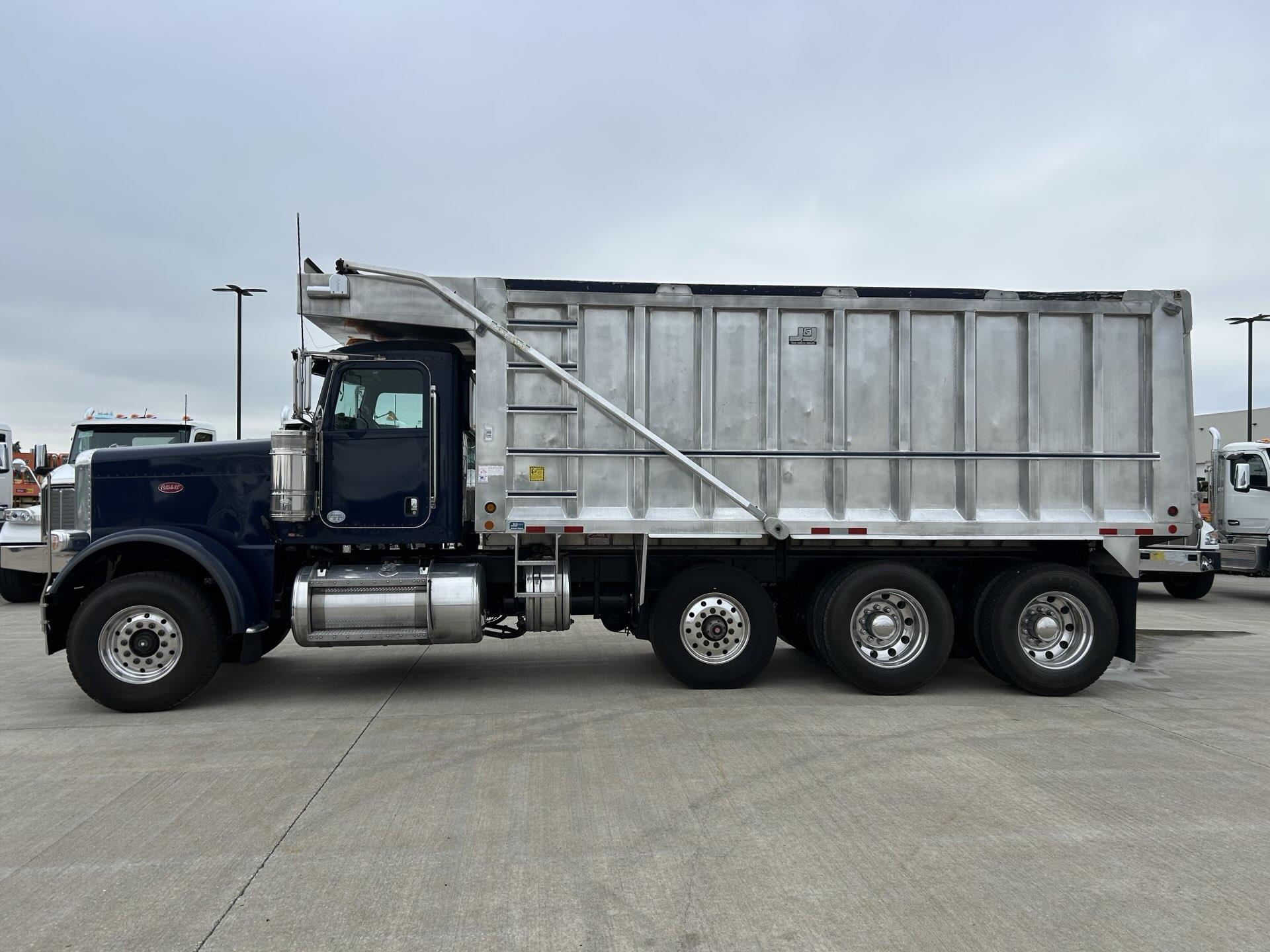 2016 Peterbilt 389 in Perrysburg, OH — photo 2