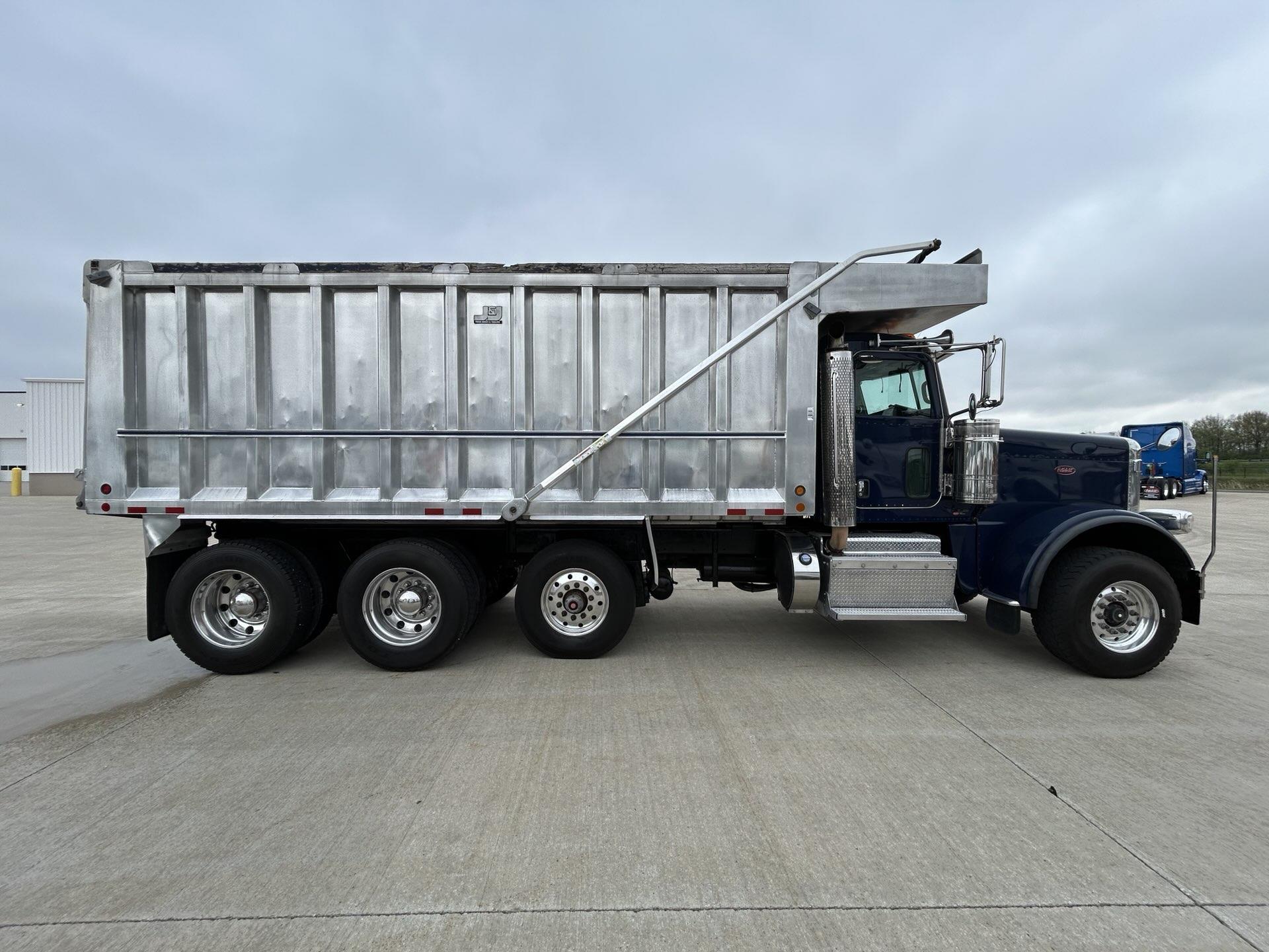 2016 Peterbilt 389 in Perrysburg, OH — photo 4