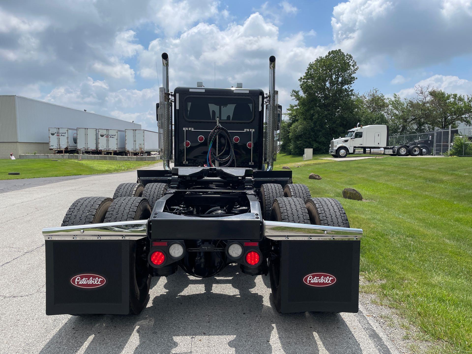2023 Peterbilt 389 in Columbus, OH — photo 4