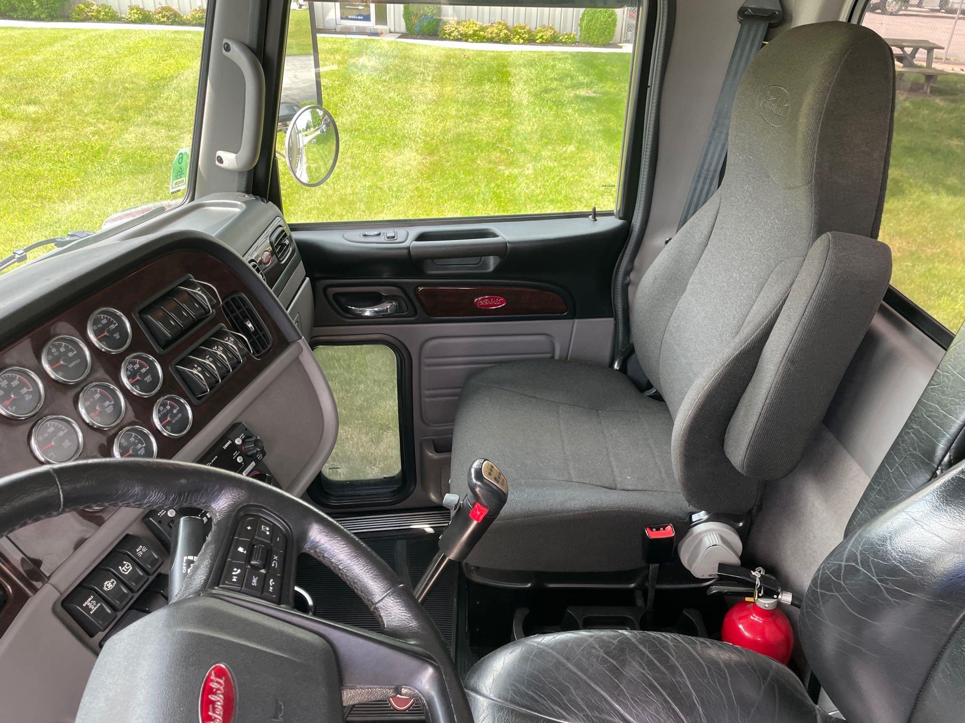 2023 Peterbilt 389 in Columbus, OH — photo 8