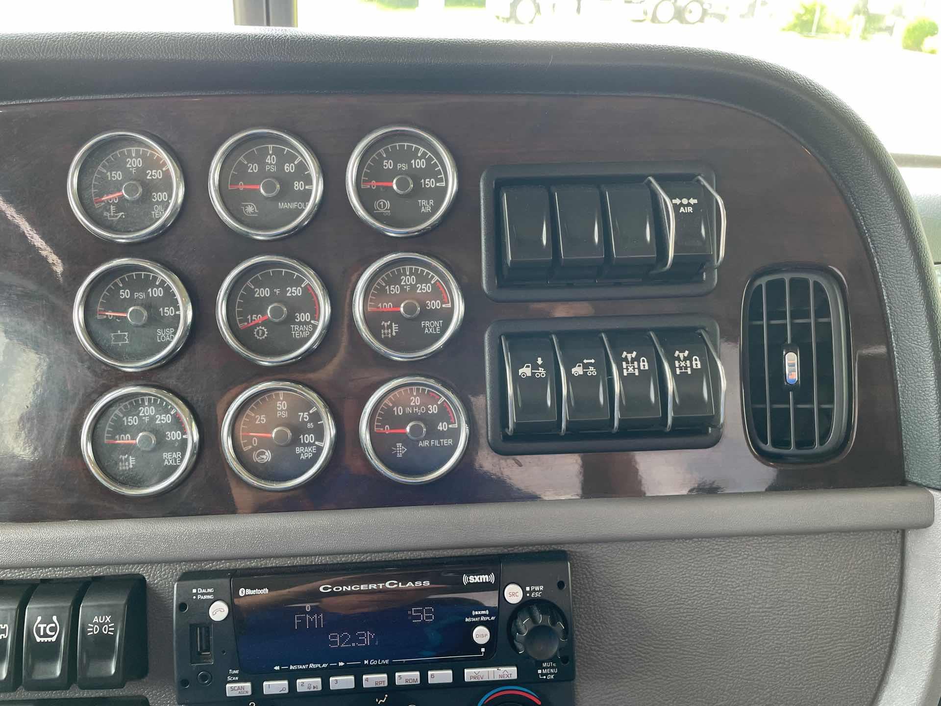 2023 Peterbilt 389 in Columbus, OH — photo 11