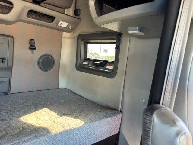 2023 Volvo VNL 760 in Indianapolis, IN — photo 6