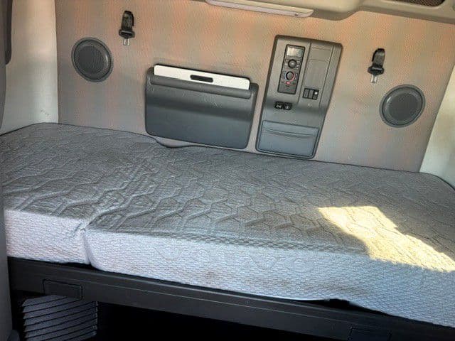 2023 Volvo VNL 760 in Indianapolis, IN — photo 5