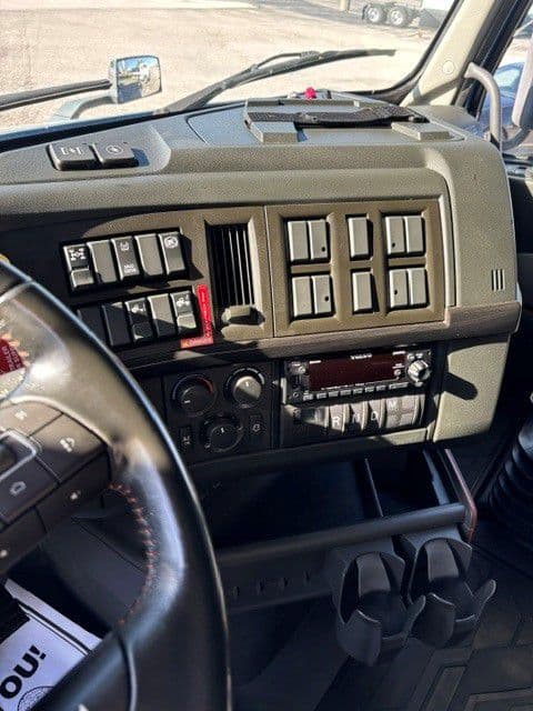 2023 Volvo VNL 760 in Indianapolis, IN — photo 7