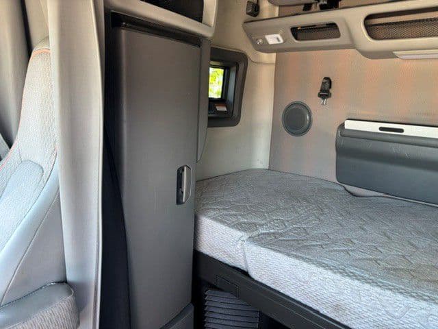 2023 Volvo VNL 760 in Indianapolis, IN — photo 11