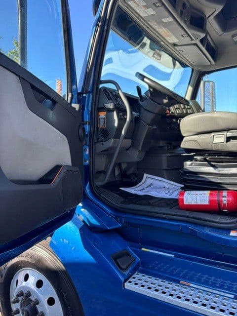 2023 Volvo VNL 760 in Indianapolis, IN — photo 4