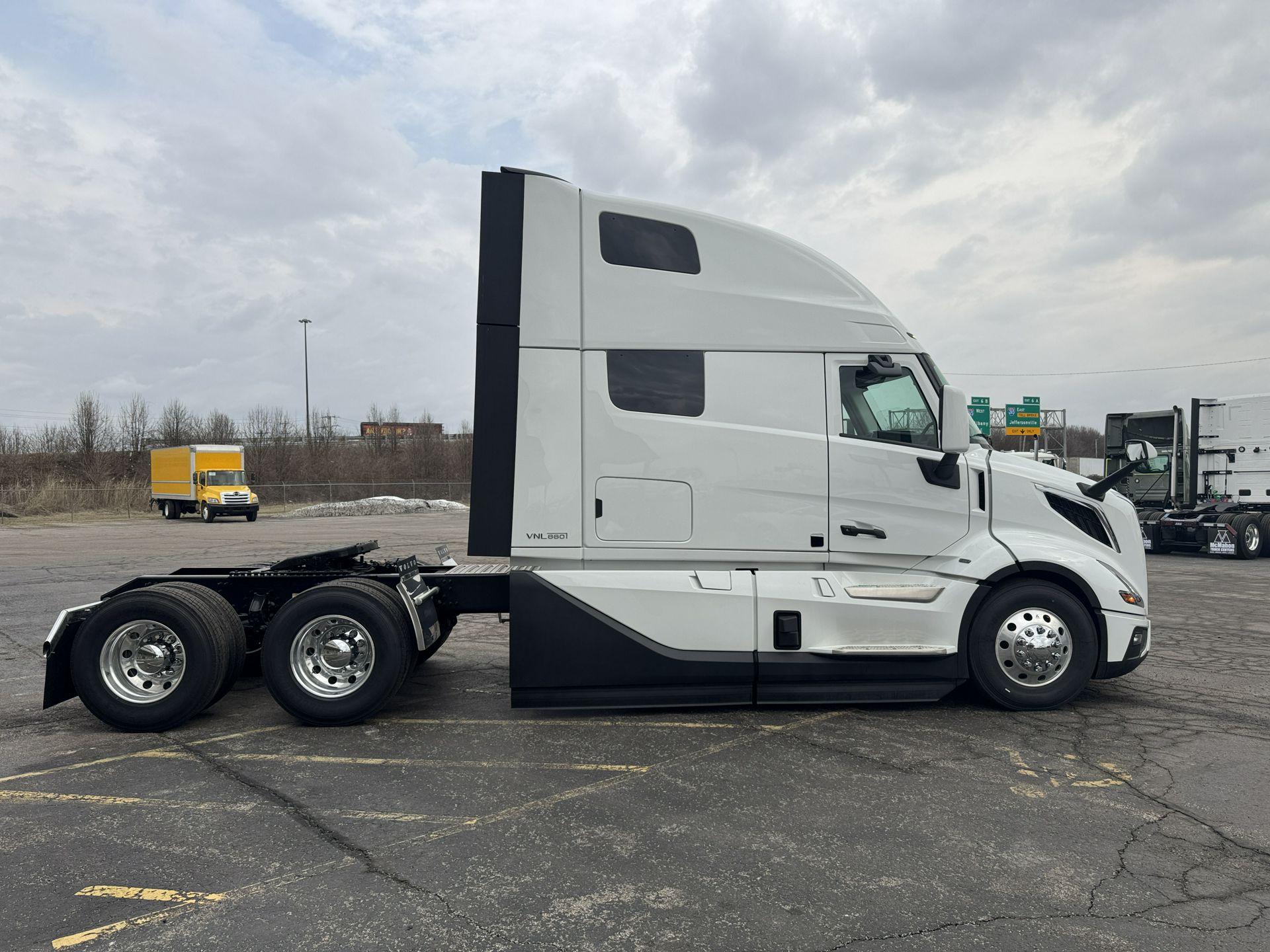 2027 Volvo VNL 860 in Clarksville, IN — photo 4