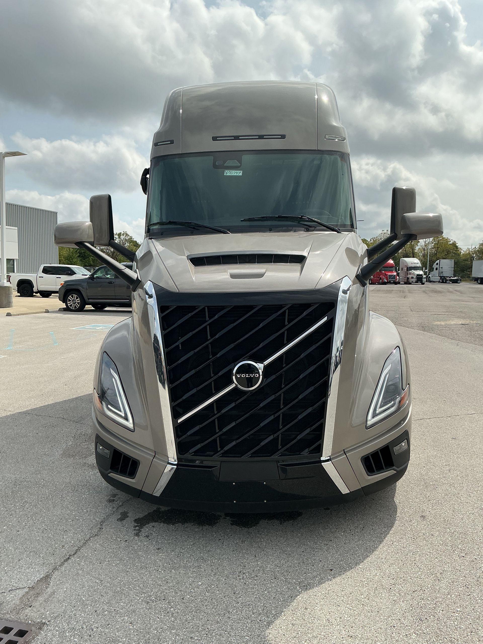 2026 Volvo VNL 860 in Indianapolis, IN — photo 2