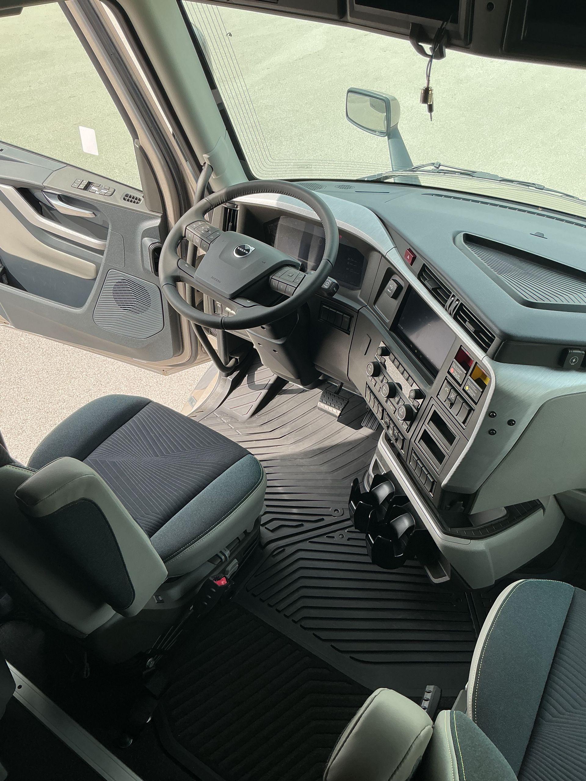 2026 Volvo VNL 860 in Indianapolis, IN — photo 21