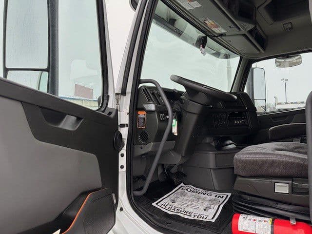 2024 Volvo VNL 860 in London, OH — photo 9