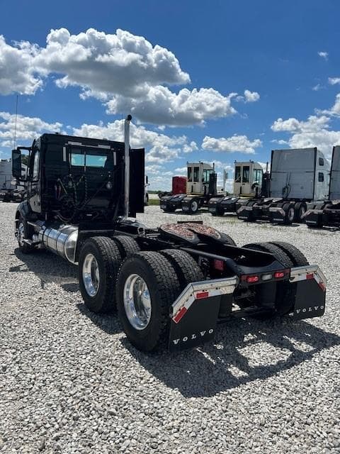 2025 Volvo VNL 300 in London, OH — photo 4