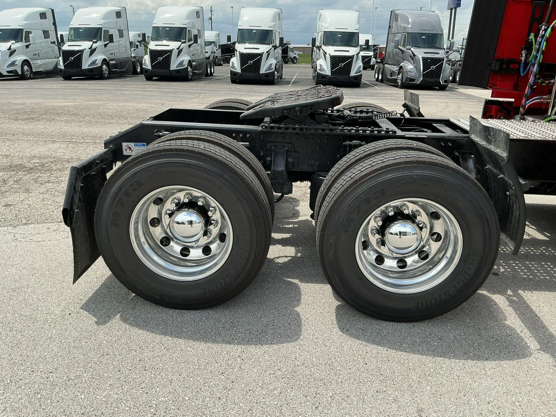 2026 Volvo VNL 860 in Indianapolis, IN — photo 11
