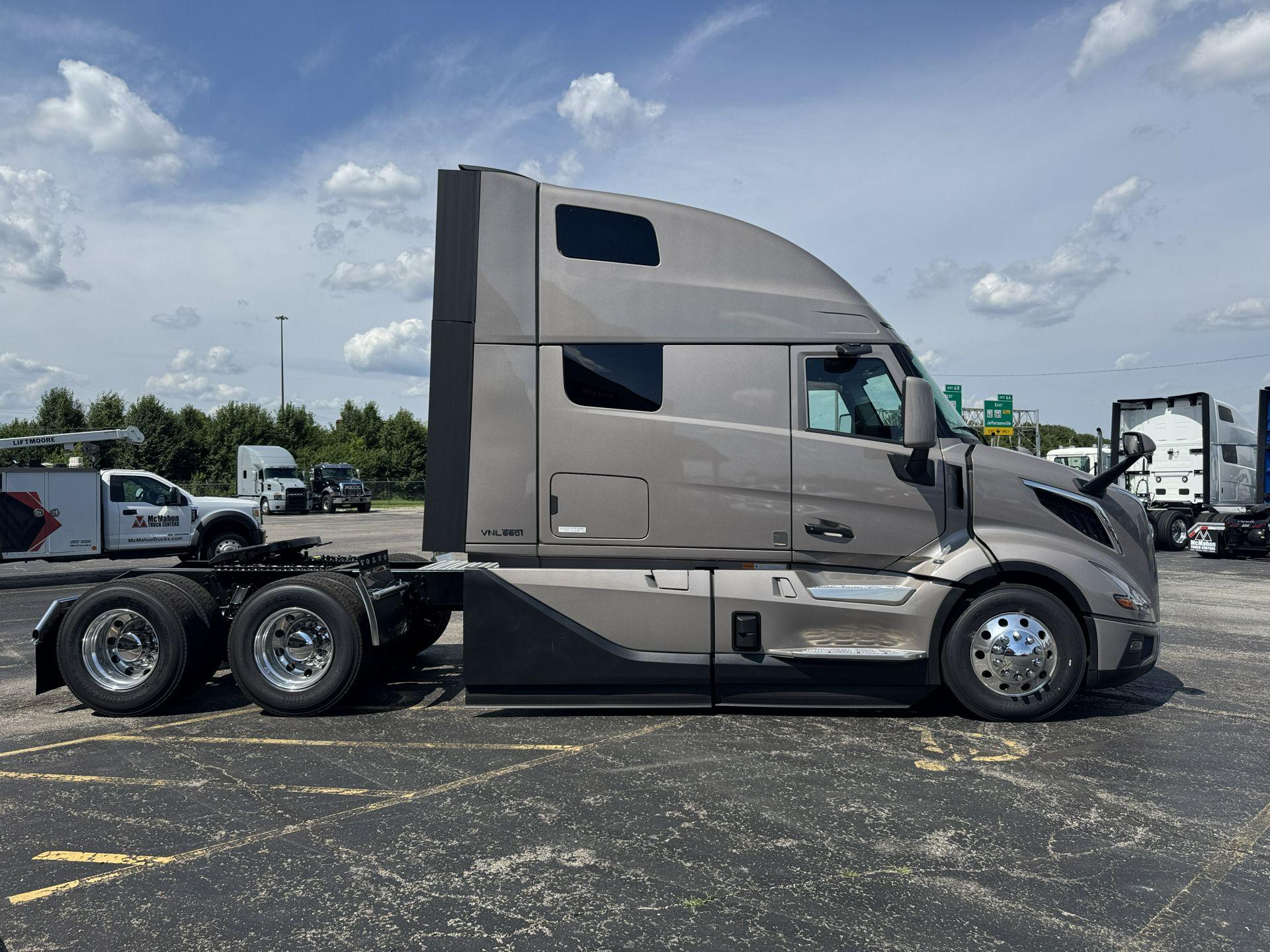 2026 Volvo VNL 860 in Clarksville, IN — photo 4