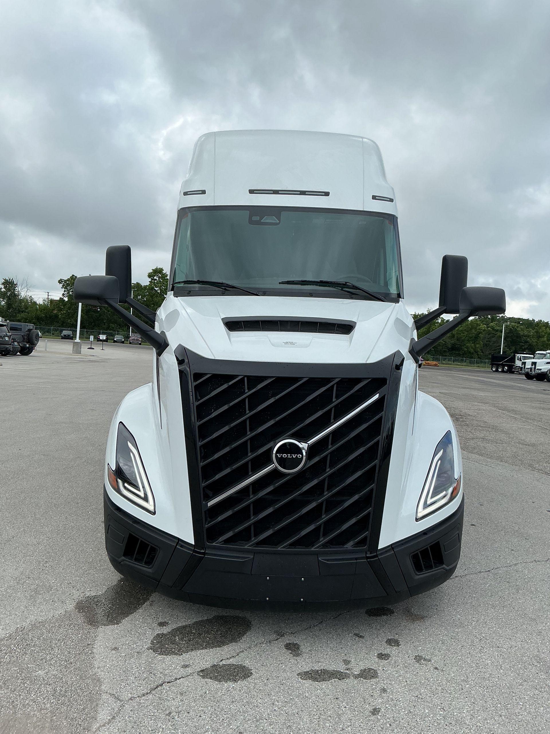 2026 Volvo VNL 860 in Indianapolis, IN — photo 2