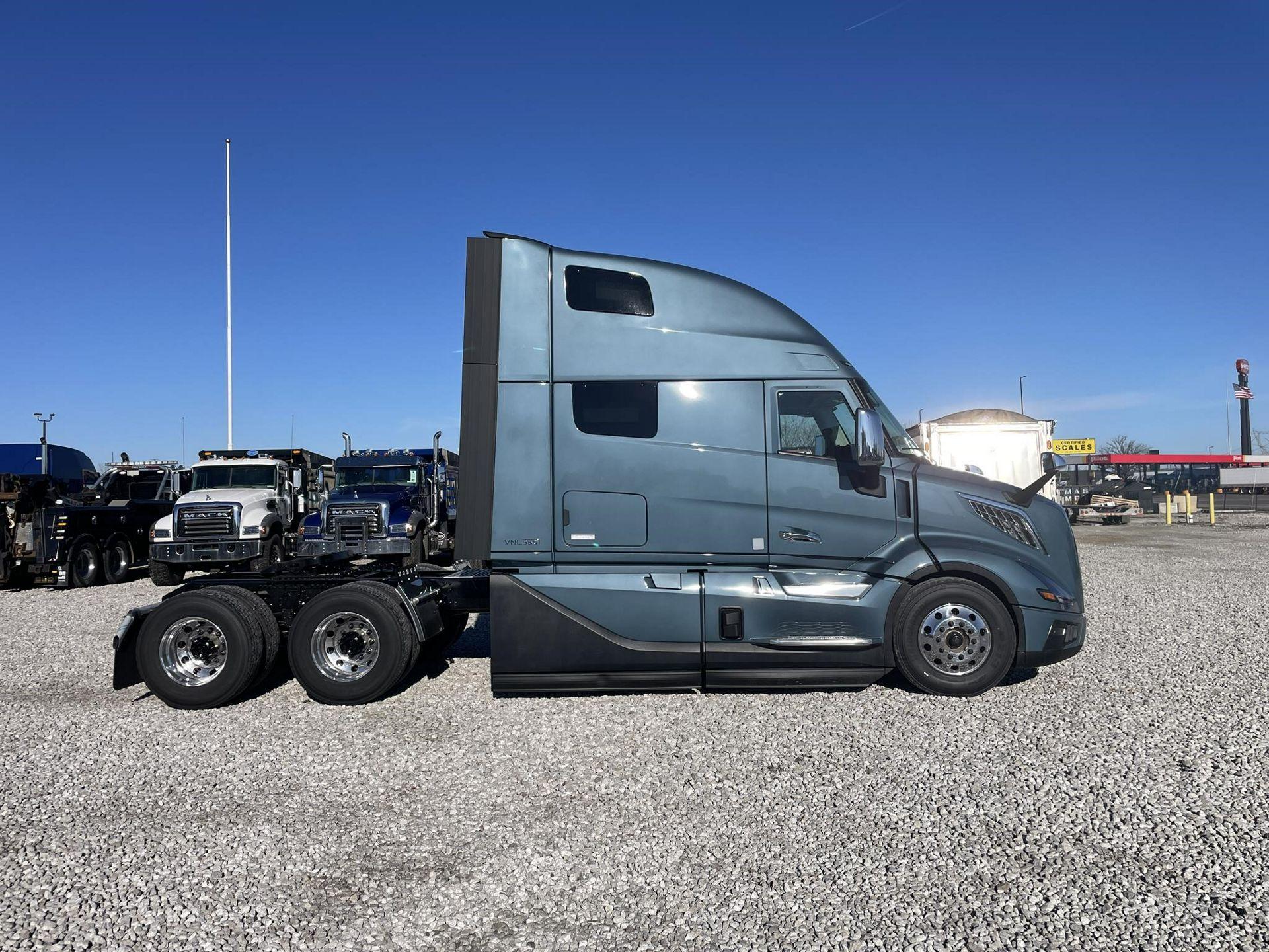 2027 Volvo VNL 860 in London, OH — photo 2