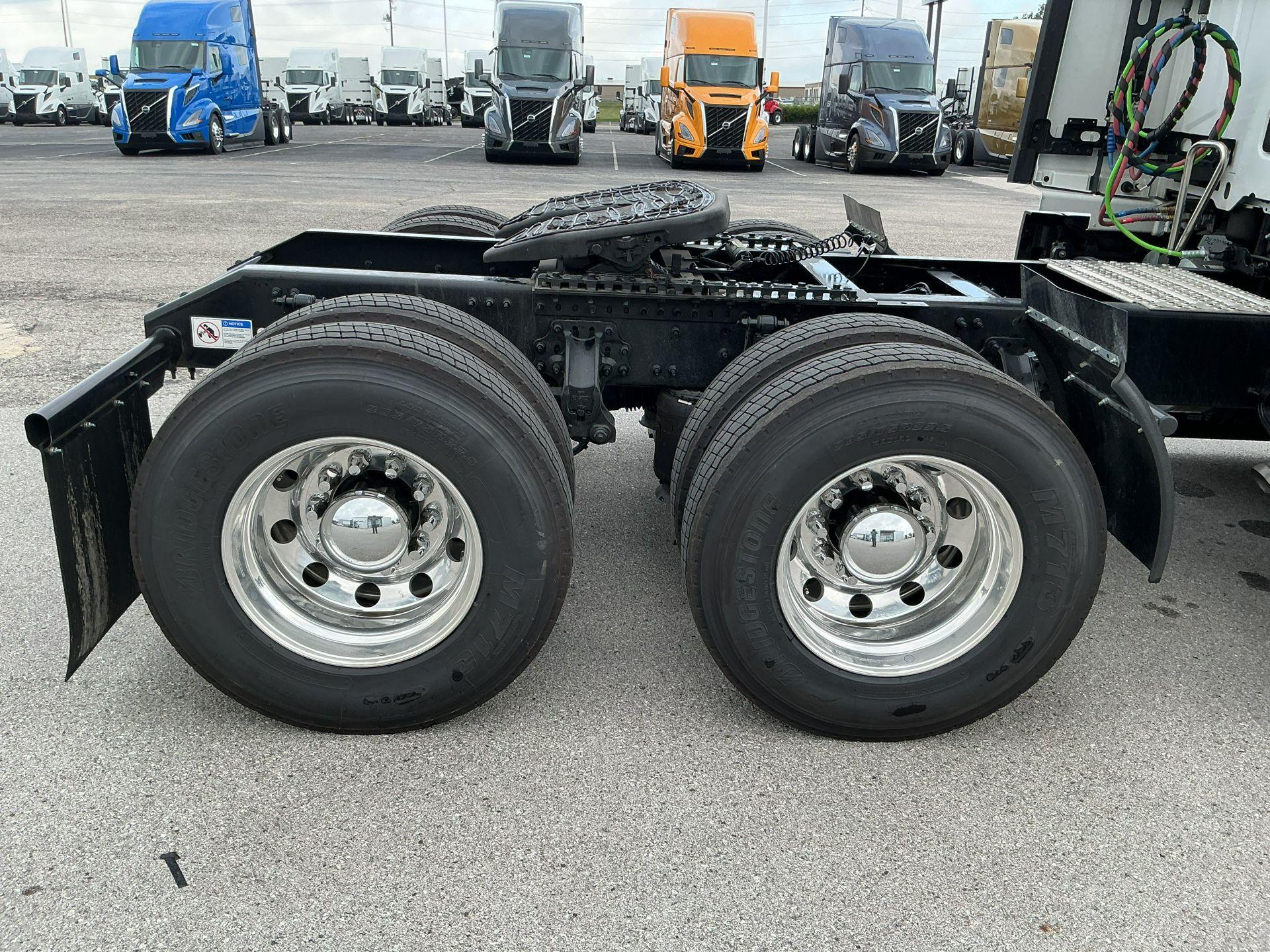 2026 Volvo VNL 860 in Indianapolis, IN — photo 11