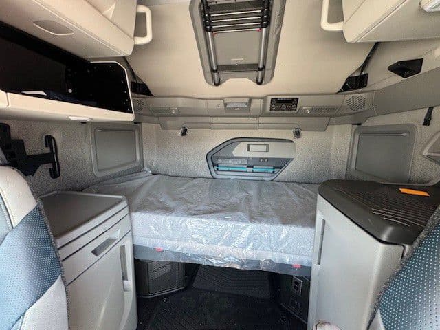 2027 Volvo VNL 860 in London, OH — photo 8