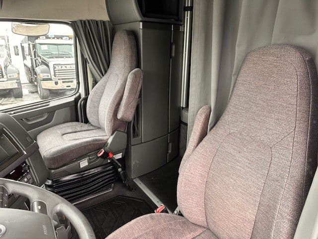 2024 Volvo VNL 860 in London, OH — photo 10