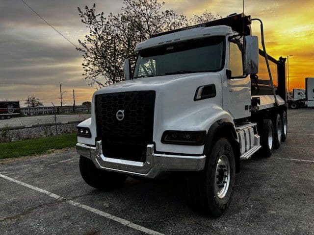 2022 Volvo VHD 300 in Indianapolis, IN — photo 3