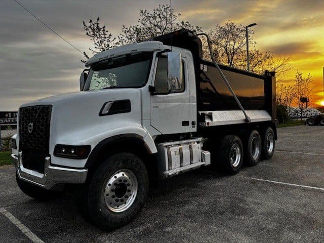 2022 Volvo VHD 300 in Indianapolis, IN — photo 2