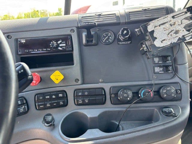 2020 Freightliner Cascadia in Indianapolis, IN — photo 18