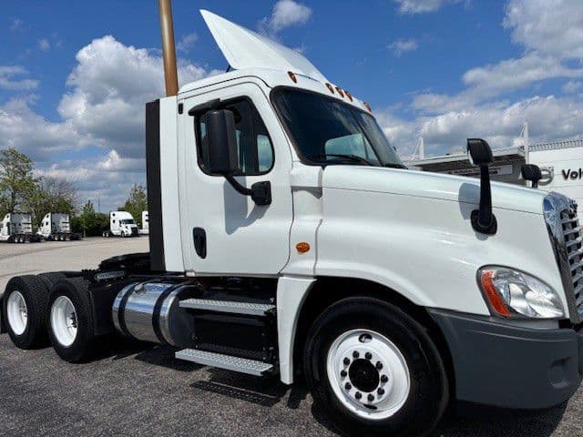 2020 Freightliner Cascadia in Indianapolis, IN — photo 2